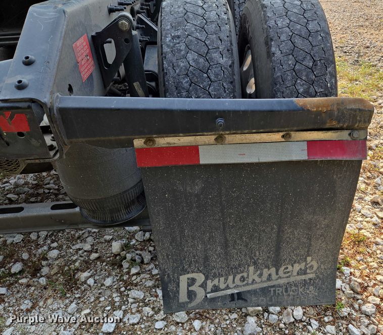 image for item EU3536 2019 Volvo Truck VNL semi truck