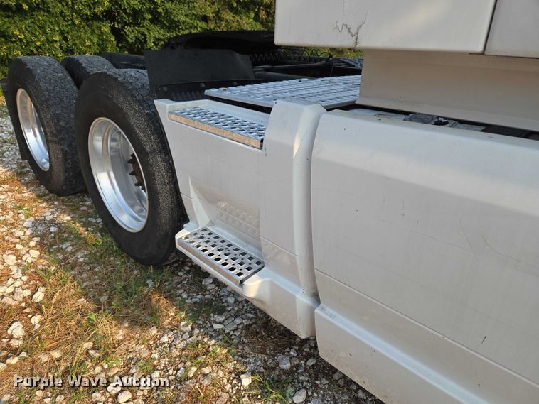 image for item EU3536 2019 Volvo Truck VNL semi truck