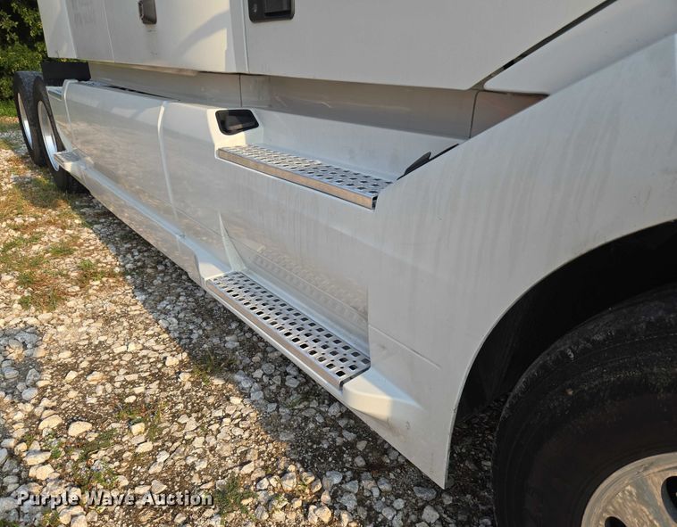 image for item EU3536 2019 Volvo Truck VNL semi truck