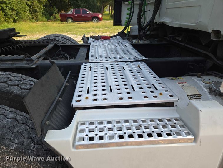 image for item EU3536 2019 Volvo Truck VNL semi truck