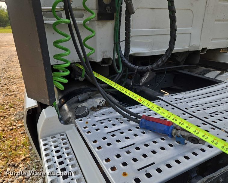 image for item EU3536 2019 Volvo Truck VNL semi truck