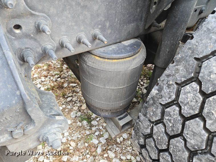 image for item EU3536 2019 Volvo Truck VNL semi truck