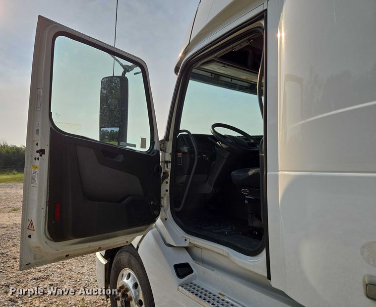 image for item EU3536 2019 Volvo Truck VNL semi truck