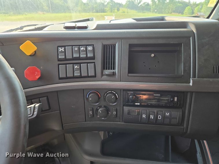 image for item EU3536 2019 Volvo Truck VNL semi truck