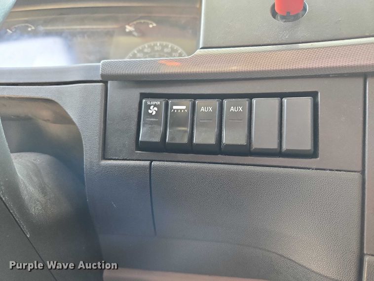 image for item EU3536 2019 Volvo Truck VNL semi truck