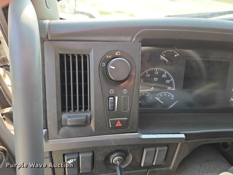 image for item EU3536 2019 Volvo Truck VNL semi truck