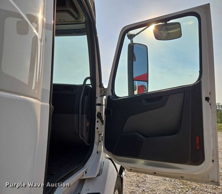 image for item EU3536 2019 Volvo Truck VNL semi truck