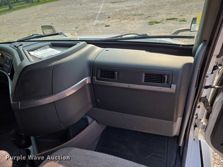 image for item EU3536 2019 Volvo Truck VNL semi truck