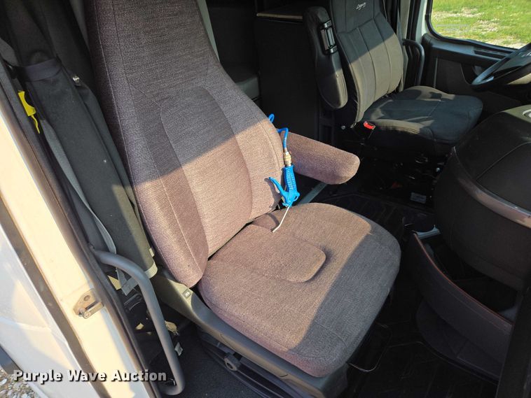 image for item EU3536 2019 Volvo Truck VNL semi truck