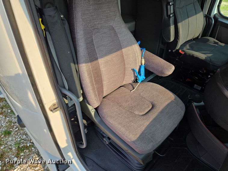 image for item EU3536 2019 Volvo Truck VNL semi truck