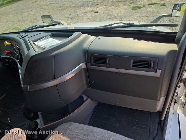 image for item EU3536 2019 Volvo Truck VNL semi truck