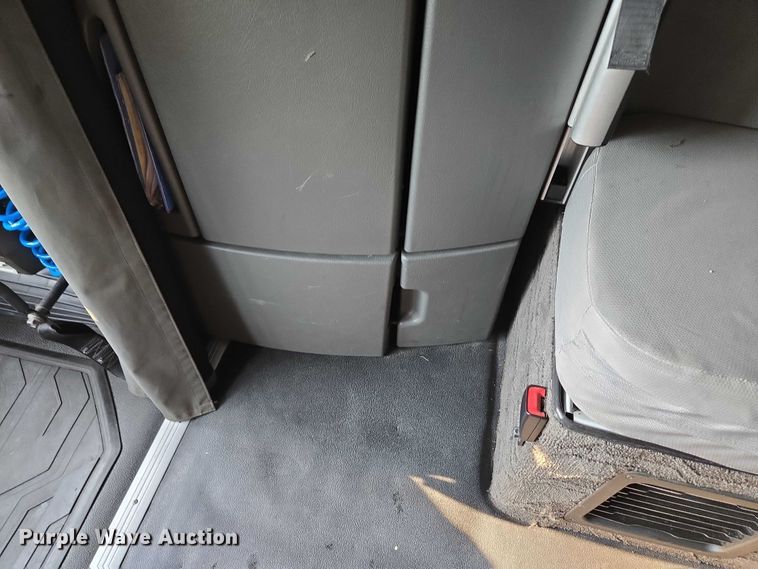 image for item EU3536 2019 Volvo Truck VNL semi truck