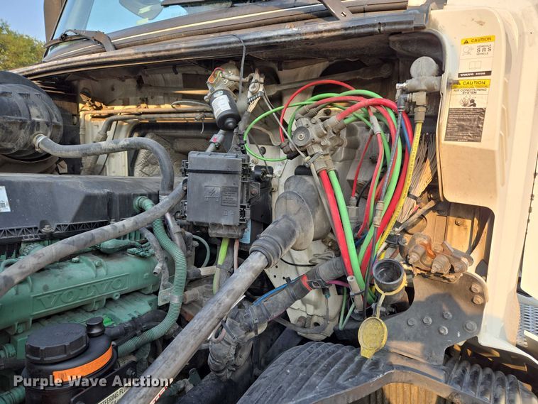 image for item EU3536 2019 Volvo Truck VNL semi truck