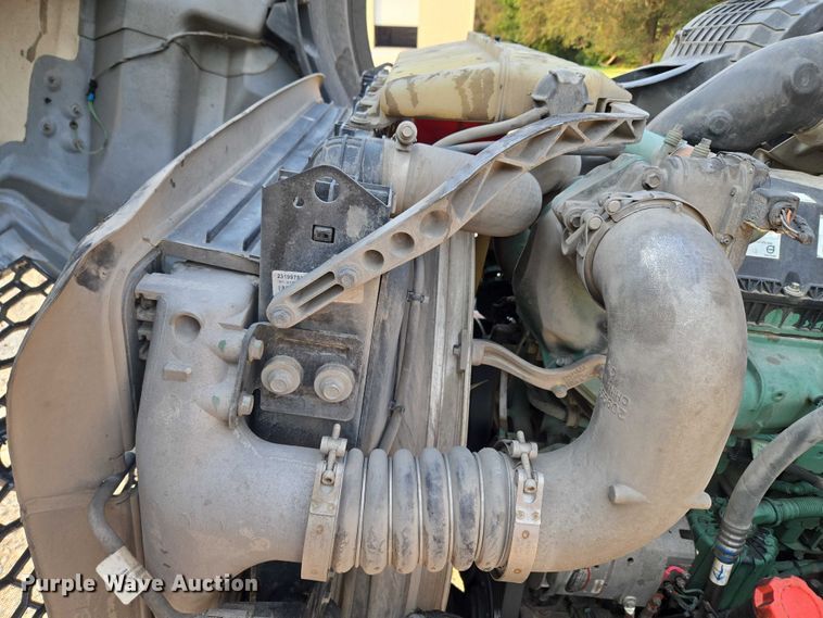 image for item EU3536 2019 Volvo Truck VNL semi truck