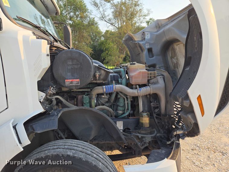 image for item EU3536 2019 Volvo Truck VNL semi truck