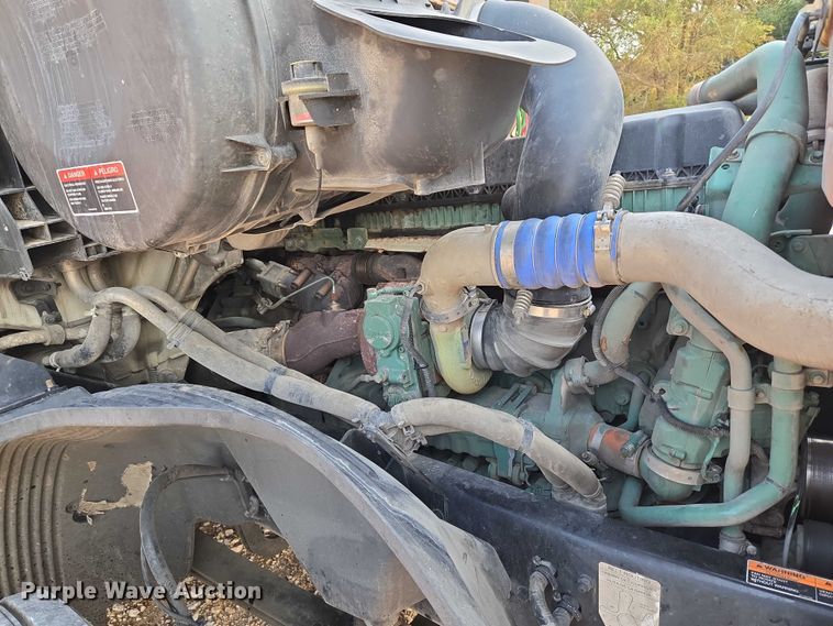 image for item EU3536 2019 Volvo Truck VNL semi truck