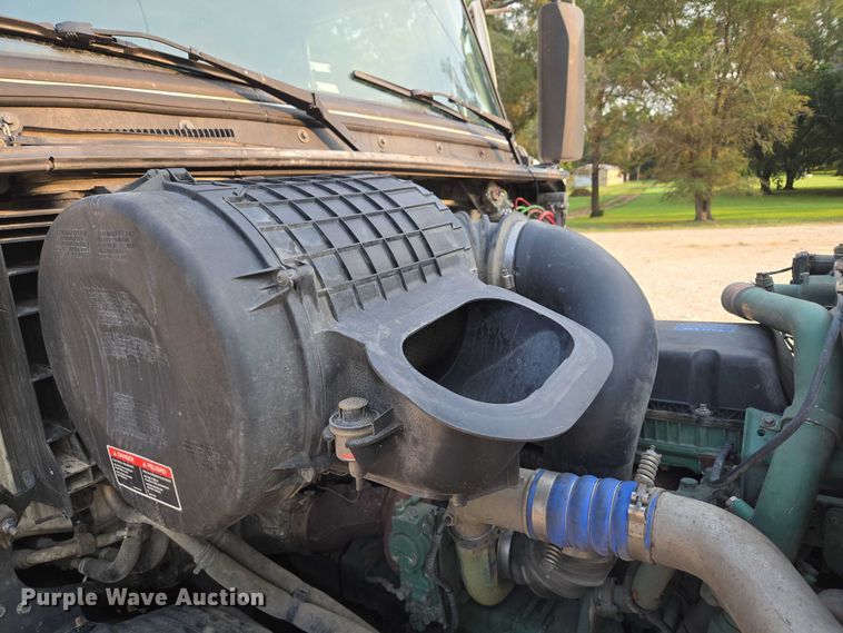 image for item EU3536 2019 Volvo Truck VNL semi truck