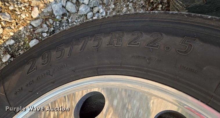 image for item EU3536 2019 Volvo Truck VNL semi truck