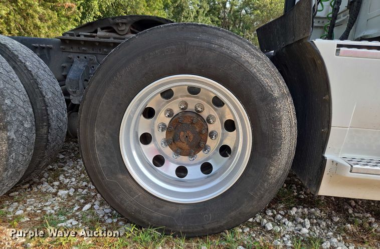 image for item EU3536 2019 Volvo Truck VNL semi truck