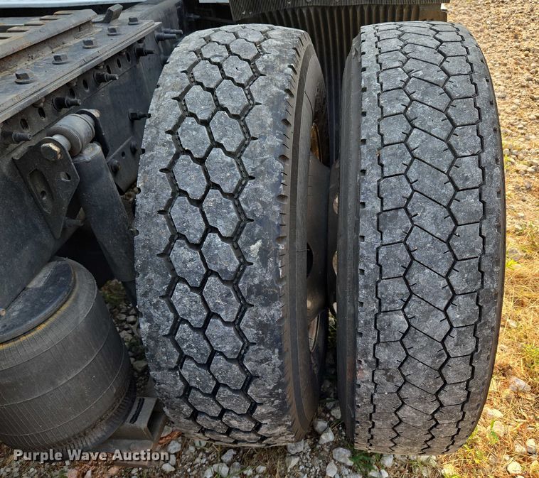 image for item EU3536 2019 Volvo Truck VNL semi truck