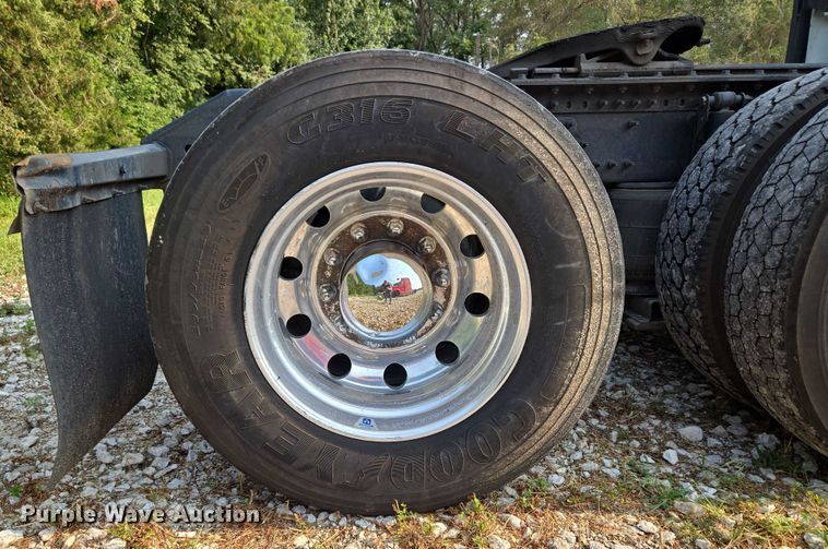 image for item EU3536 2019 Volvo Truck VNL semi truck