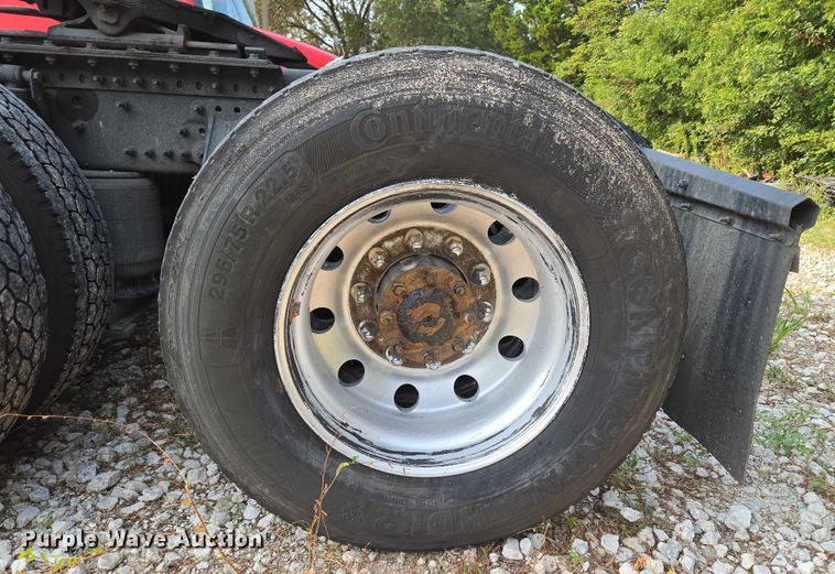 image for item EU3536 2019 Volvo Truck VNL semi truck