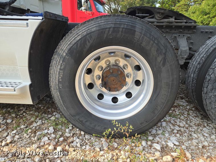 image for item EU3536 2019 Volvo Truck VNL semi truck