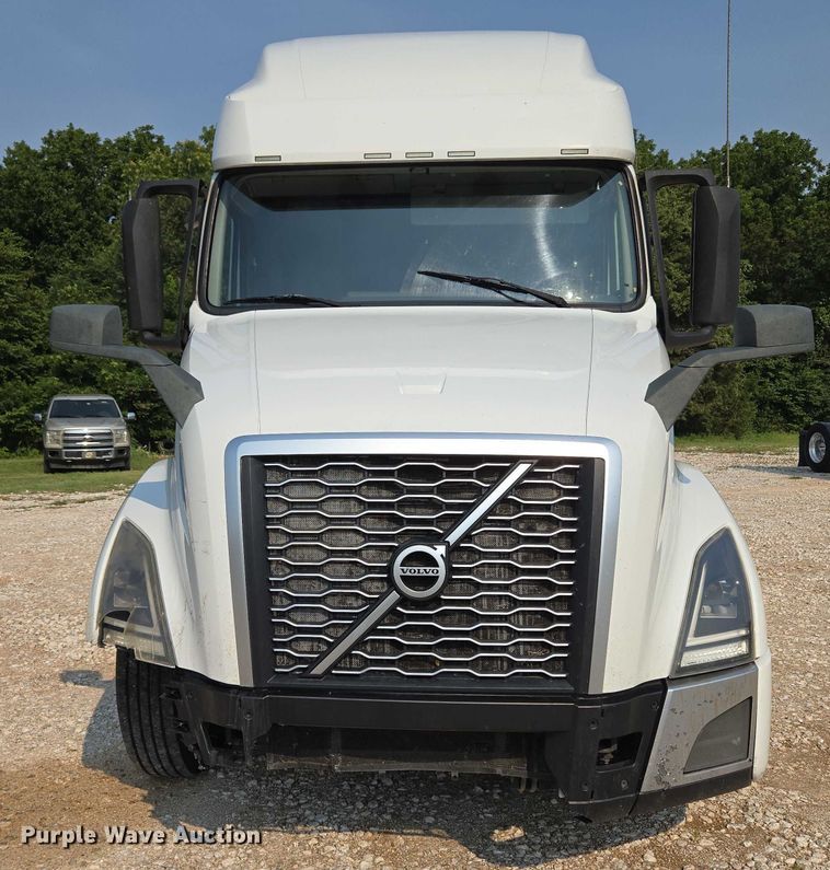 image for item EU3537 2019 Volvo VNL760 semi truck