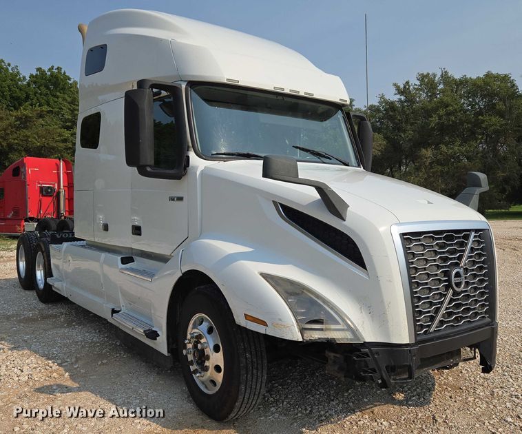 image for item EU3537 2019 Volvo VNL760 semi truck