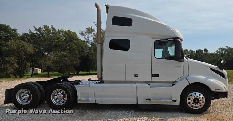 image for item EU3537 2019 Volvo VNL760 semi truck