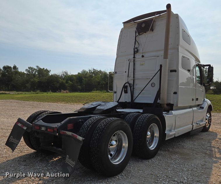 image for item EU3537 2019 Volvo VNL760 semi truck