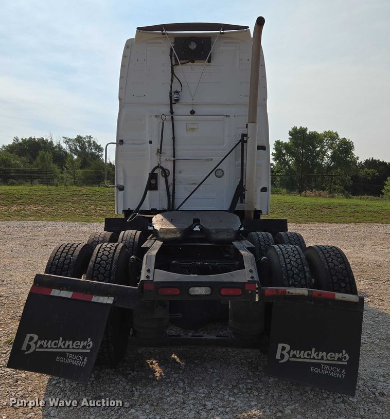 image for item EU3537 2019 Volvo VNL760 semi truck