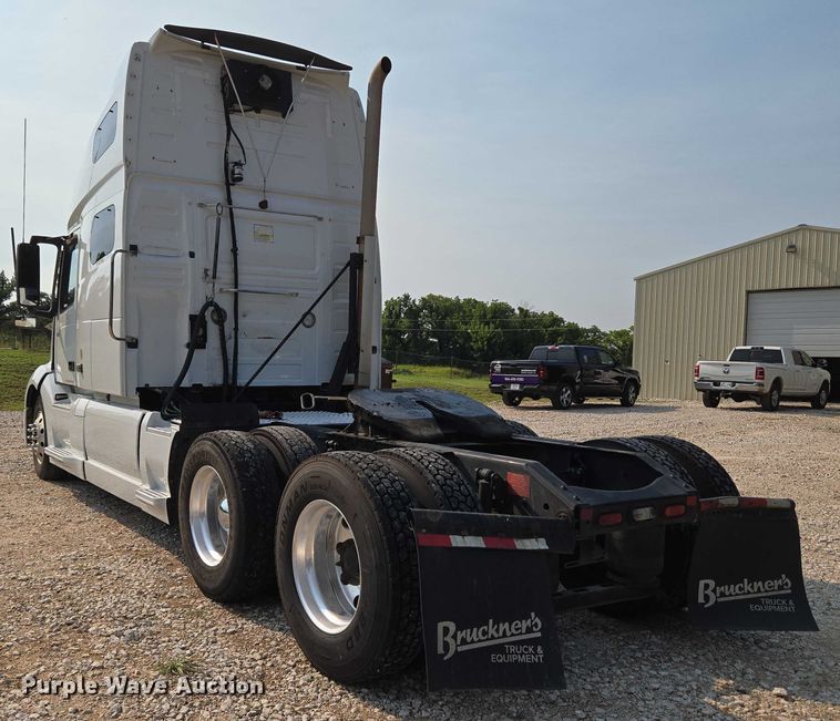 image for item EU3537 2019 Volvo VNL760 semi truck