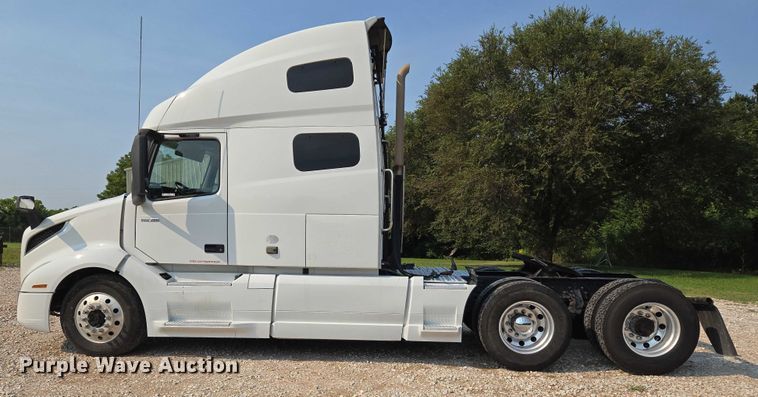 image for item EU3537 2019 Volvo VNL760 semi truck