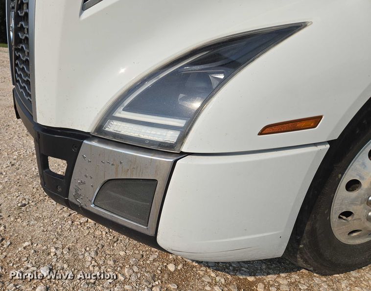 image for item EU3537 2019 Volvo VNL760 semi truck