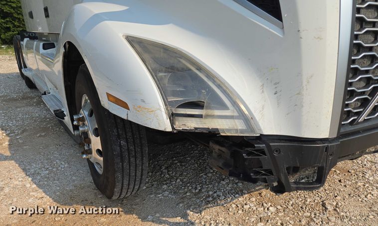 image for item EU3537 2019 Volvo VNL760 semi truck