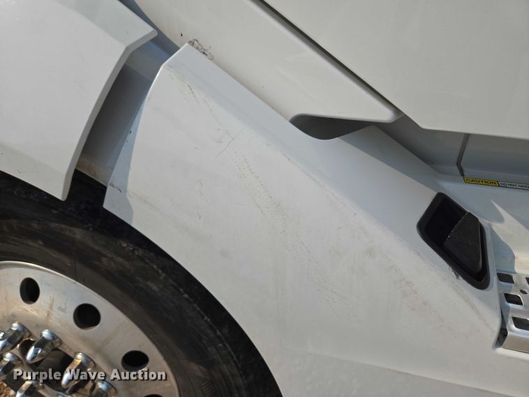 image for item EU3537 2019 Volvo VNL760 semi truck