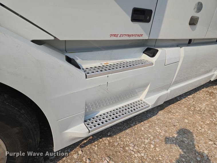 image for item EU3537 2019 Volvo VNL760 semi truck