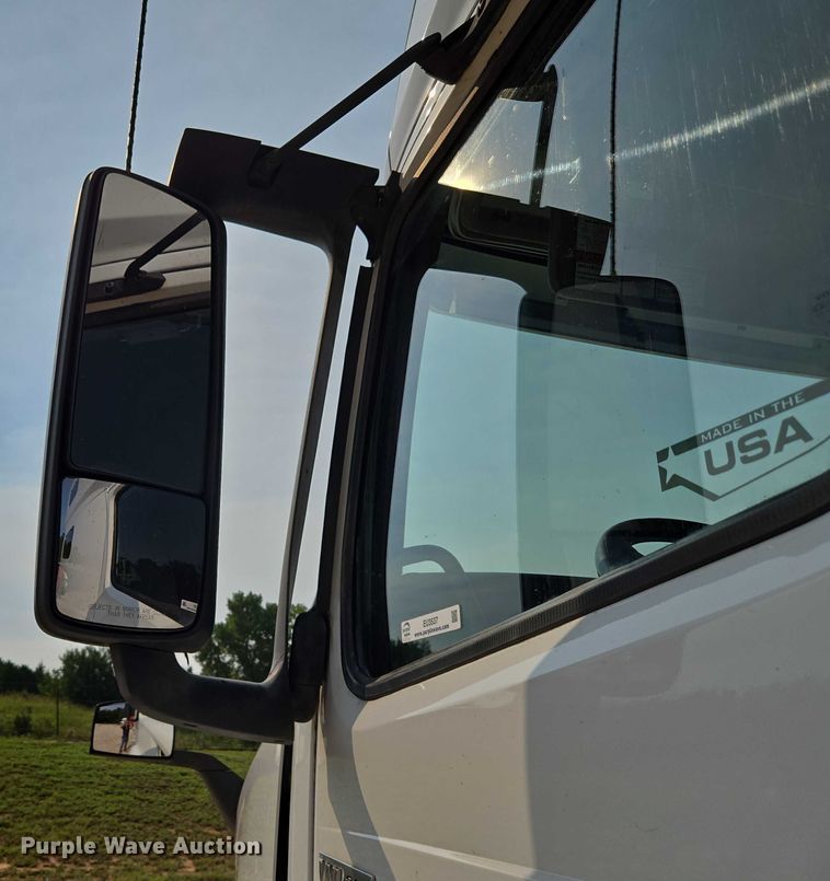 image for item EU3537 2019 Volvo VNL760 semi truck