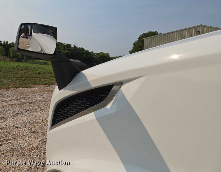 image for item EU3537 2019 Volvo VNL760 semi truck