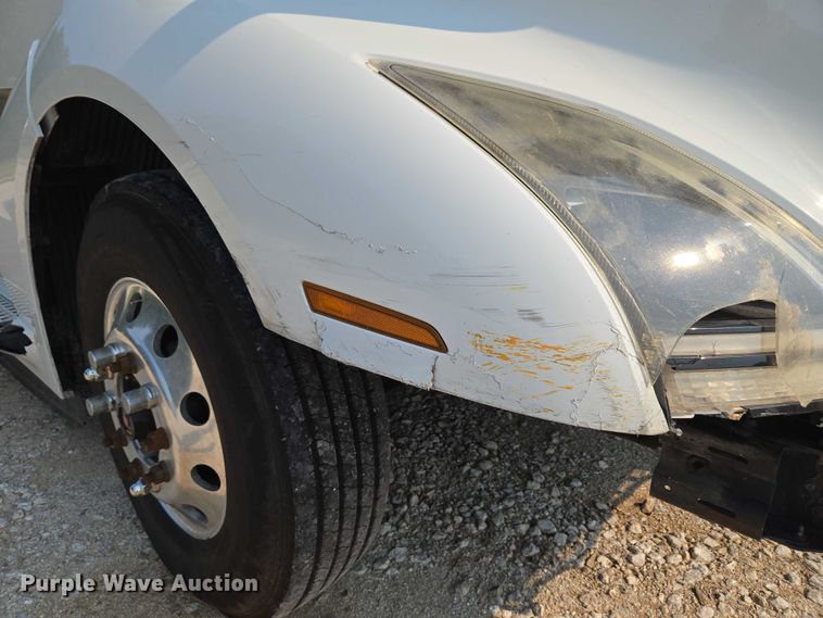 image for item EU3537 2019 Volvo VNL760 semi truck