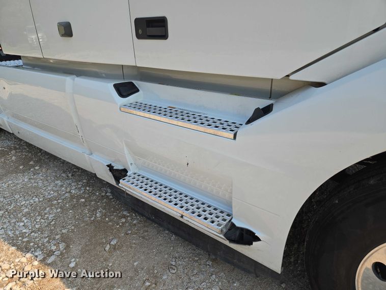 image for item EU3537 2019 Volvo VNL760 semi truck