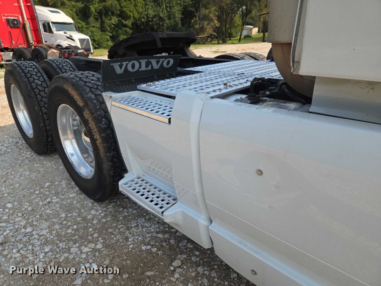 image for item EU3537 2019 Volvo VNL760 semi truck