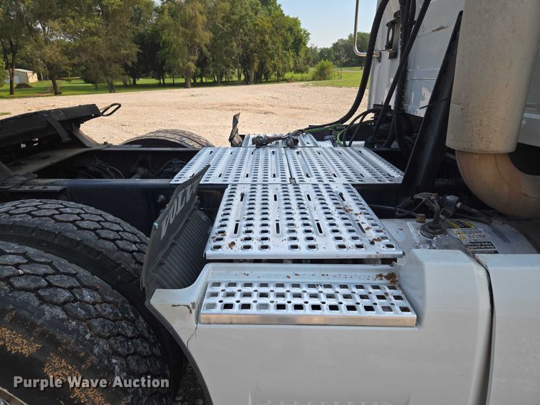 image for item EU3537 2019 Volvo VNL760 semi truck