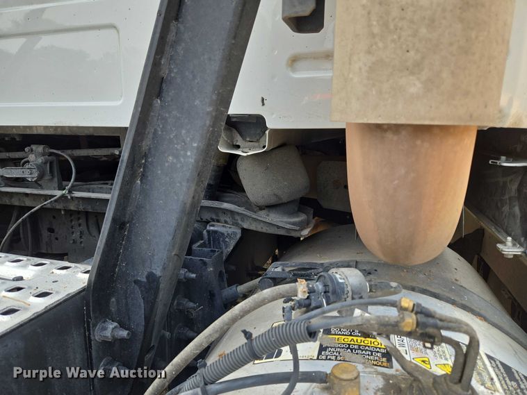 image for item EU3537 2019 Volvo VNL760 semi truck