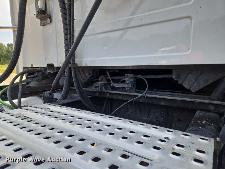 image for item EU3537 2019 Volvo VNL760 semi truck