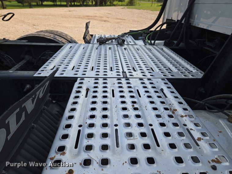 image for item EU3537 2019 Volvo VNL760 semi truck