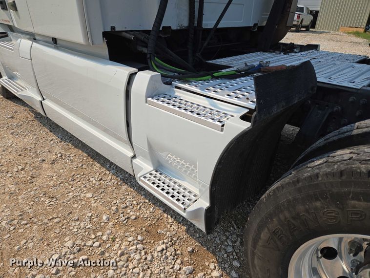 image for item EU3537 2019 Volvo VNL760 semi truck