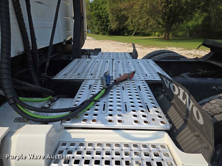 image for item EU3537 2019 Volvo VNL760 semi truck