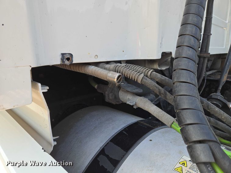 image for item EU3537 2019 Volvo VNL760 semi truck